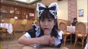 18 летняя официантка из Токио дрочит член прямо в заведении